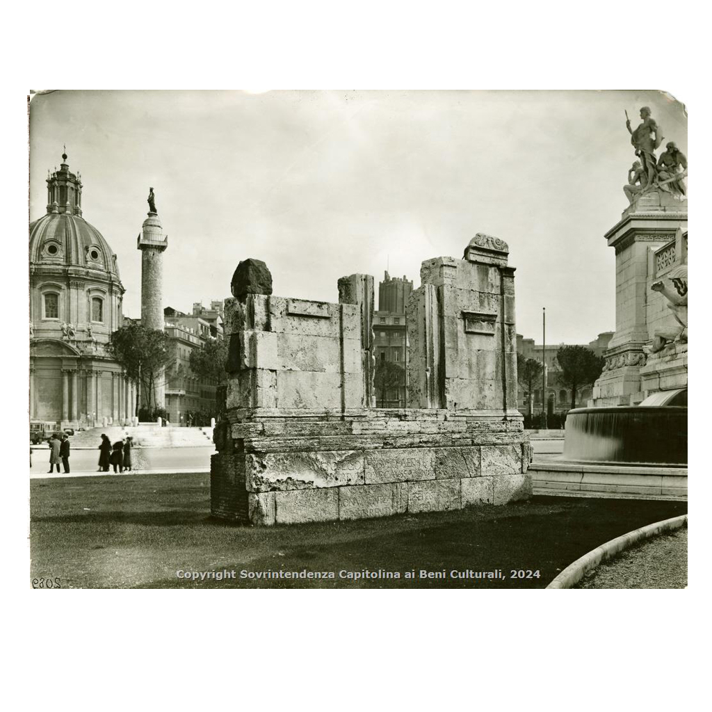 The Sepulchre of Bibulus in its original location, to the right of the monument to Vittorio Emanuele II.